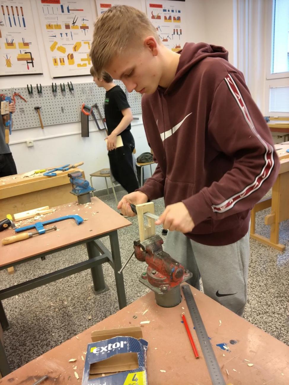 Práce s dřevem – dlabání, 9. roč.