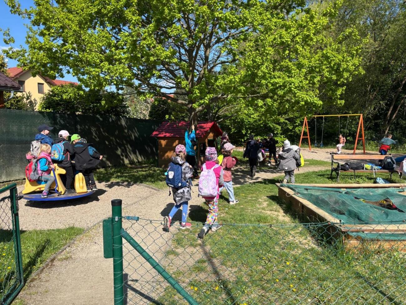 Jarní turistický den – výlet k rybníku Borovinka  1.B