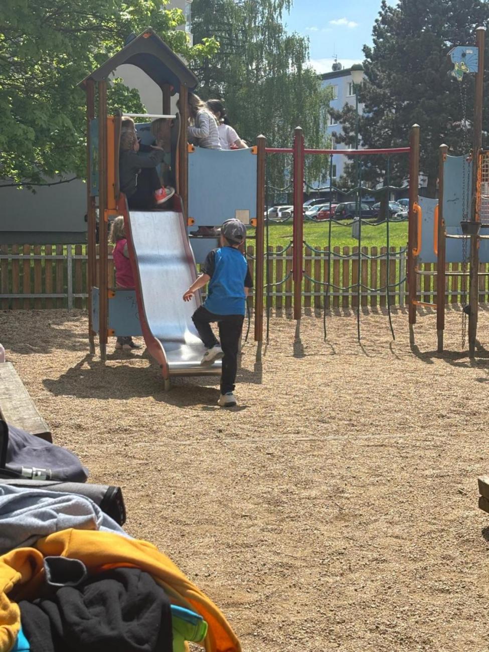 Jarní turistický den – výlet k rybníku Borovinka  1.B