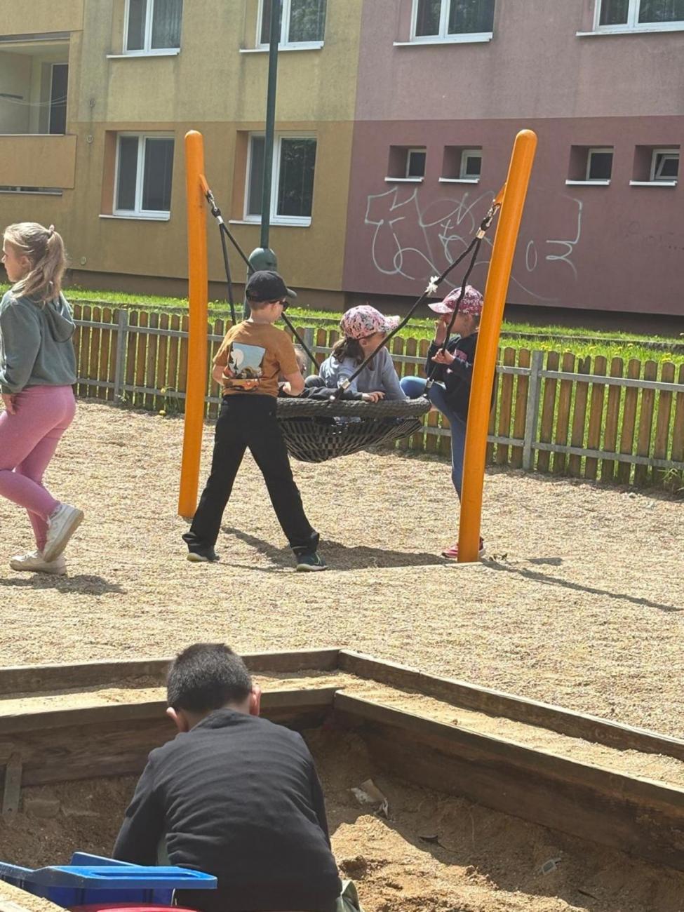 Jarní turistický den – výlet k rybníku Borovinka  1.B