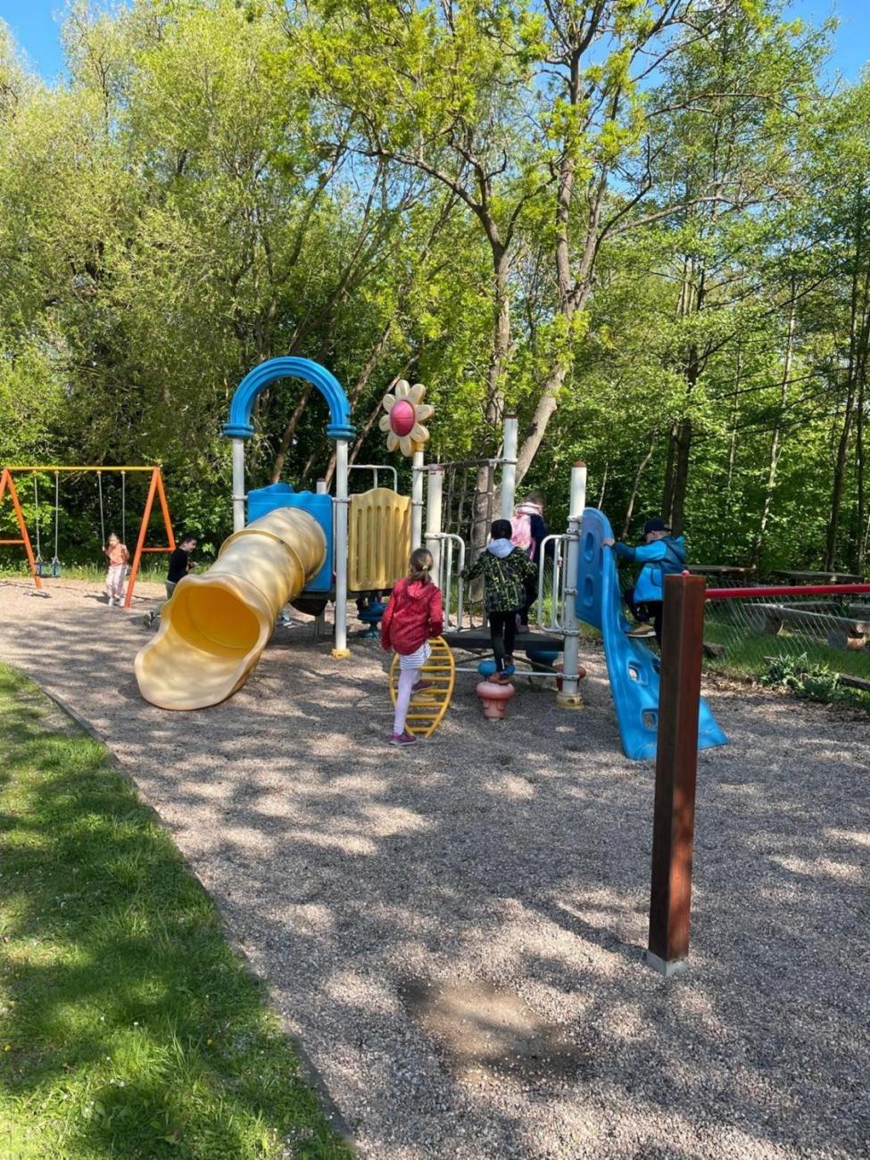 Jarní turistický den – výlet k rybníku Borovinka  1.B