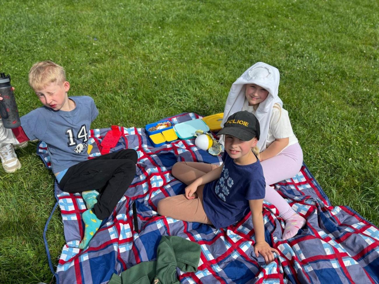 Třídní piknik na školní zahradě  1.B