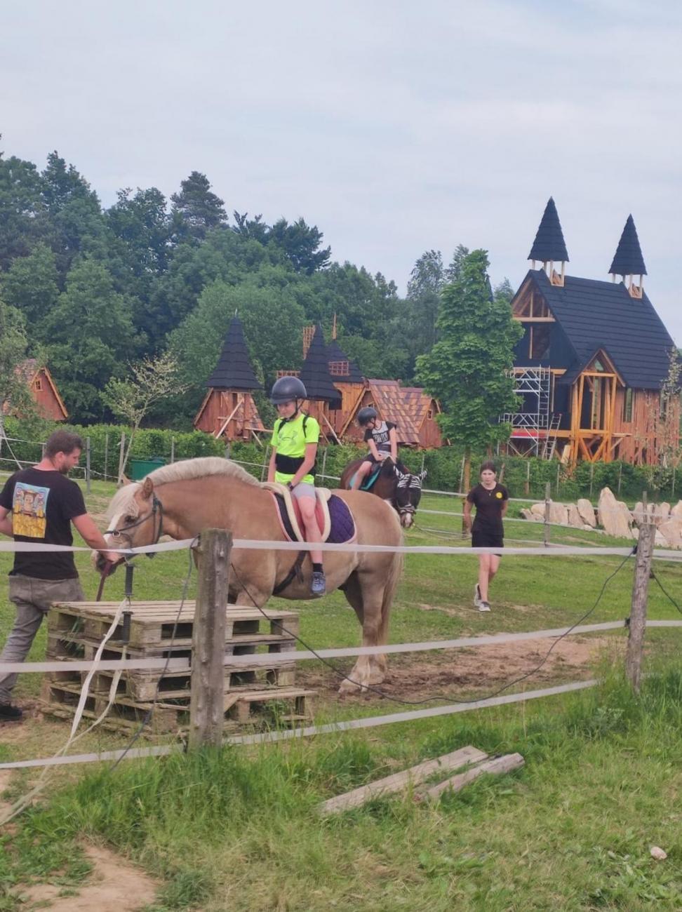 Školní výlet do outdoorového resortu Březová  5.A a 5.B