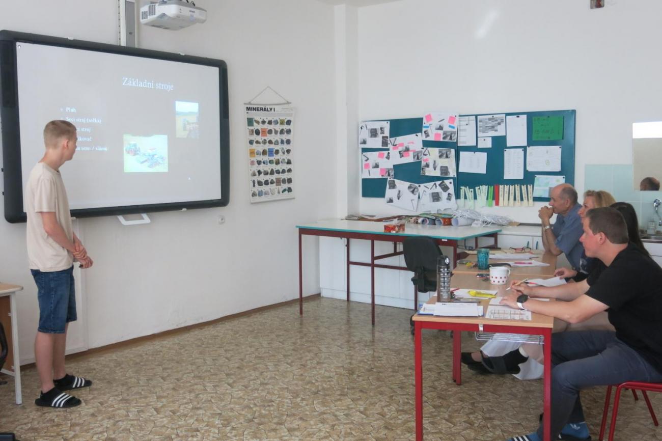 Deváťáci prezentují své ročníkové práce