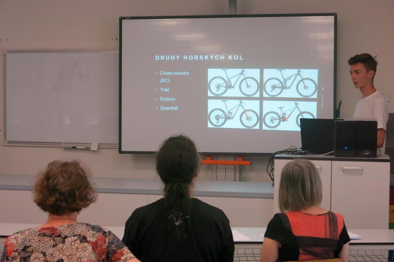 Deváťáci prezentují své ročníkové práce