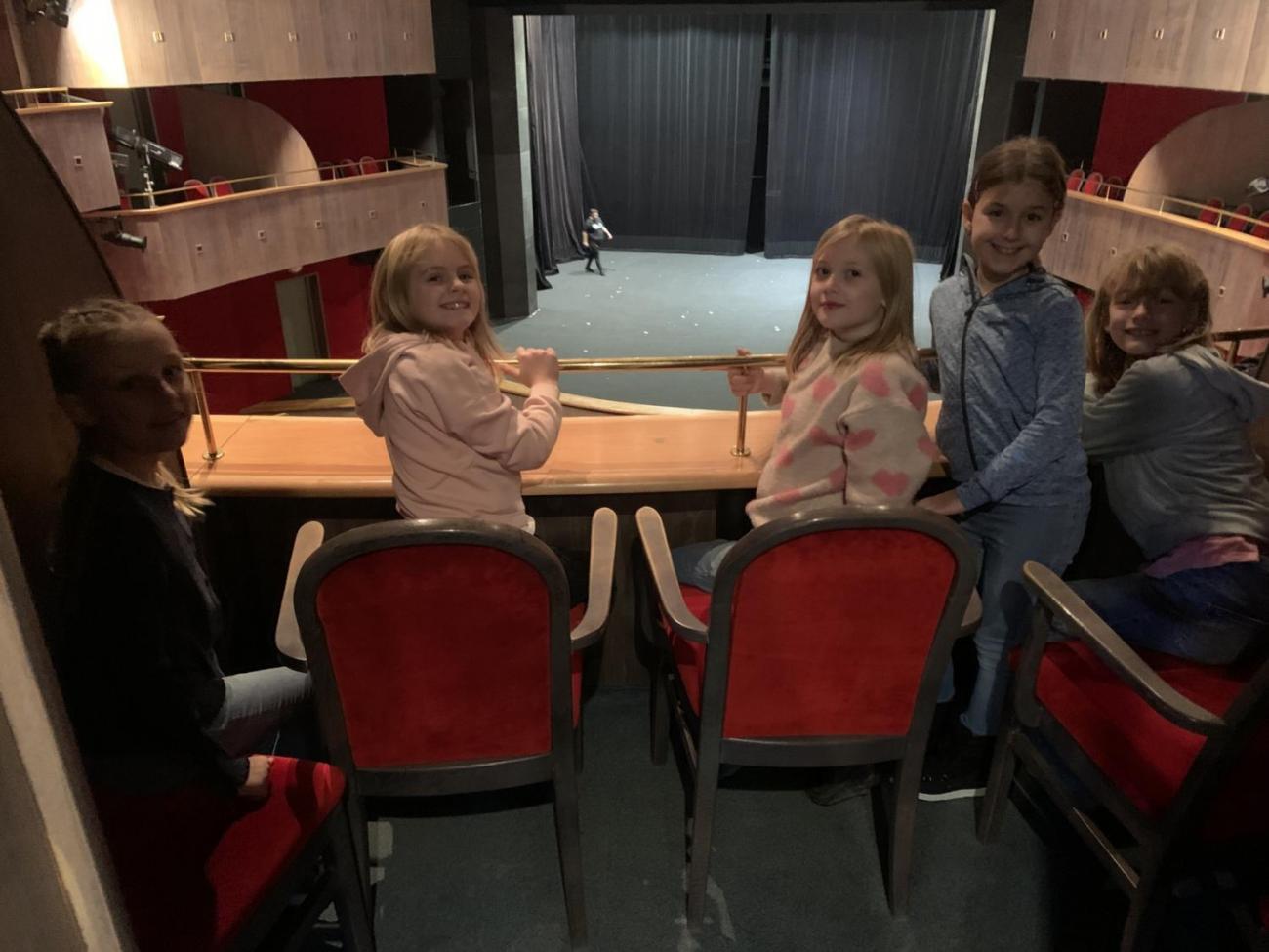 Poprvé v divadle  3.B