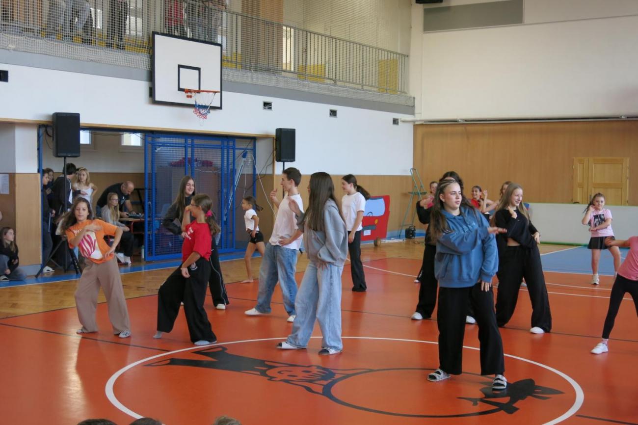 Vystoupení v tělocvičně v rámci 32. Veletrhu zdraví