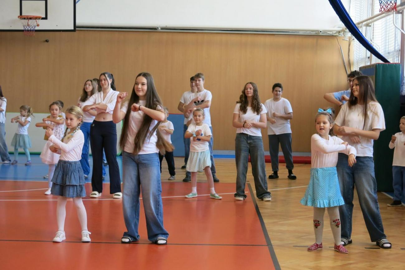 Vystoupení v tělocvičně v rámci 32. Veletrhu zdraví