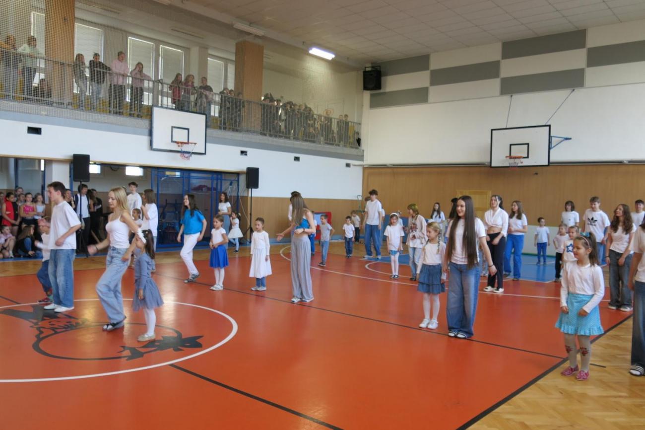 Vystoupení v tělocvičně v rámci 32. Veletrhu zdraví