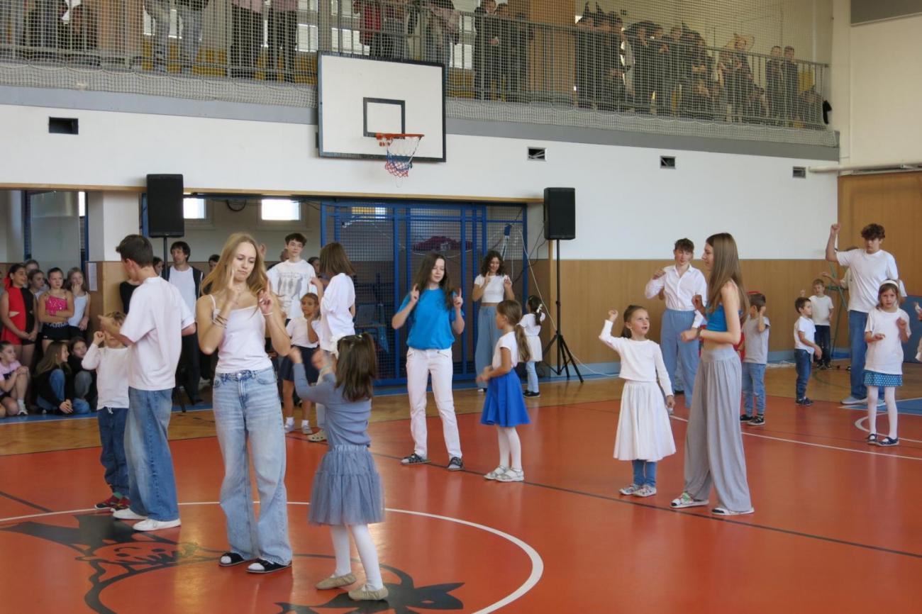 Vystoupení v tělocvičně v rámci 32. Veletrhu zdraví