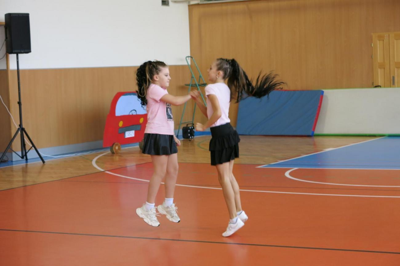 Vystoupení v tělocvičně v rámci 32. Veletrhu zdraví