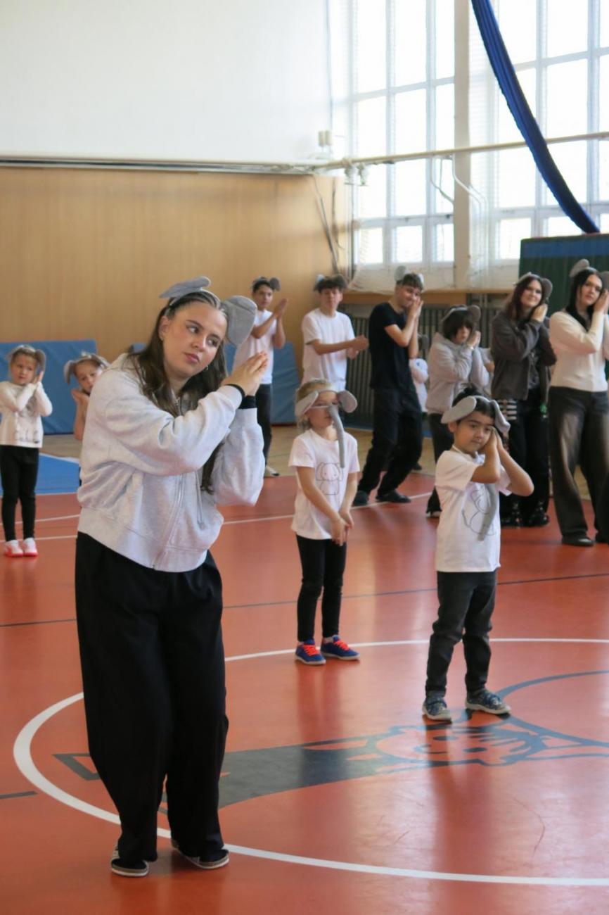 Vystoupení v tělocvičně v rámci 32. Veletrhu zdraví