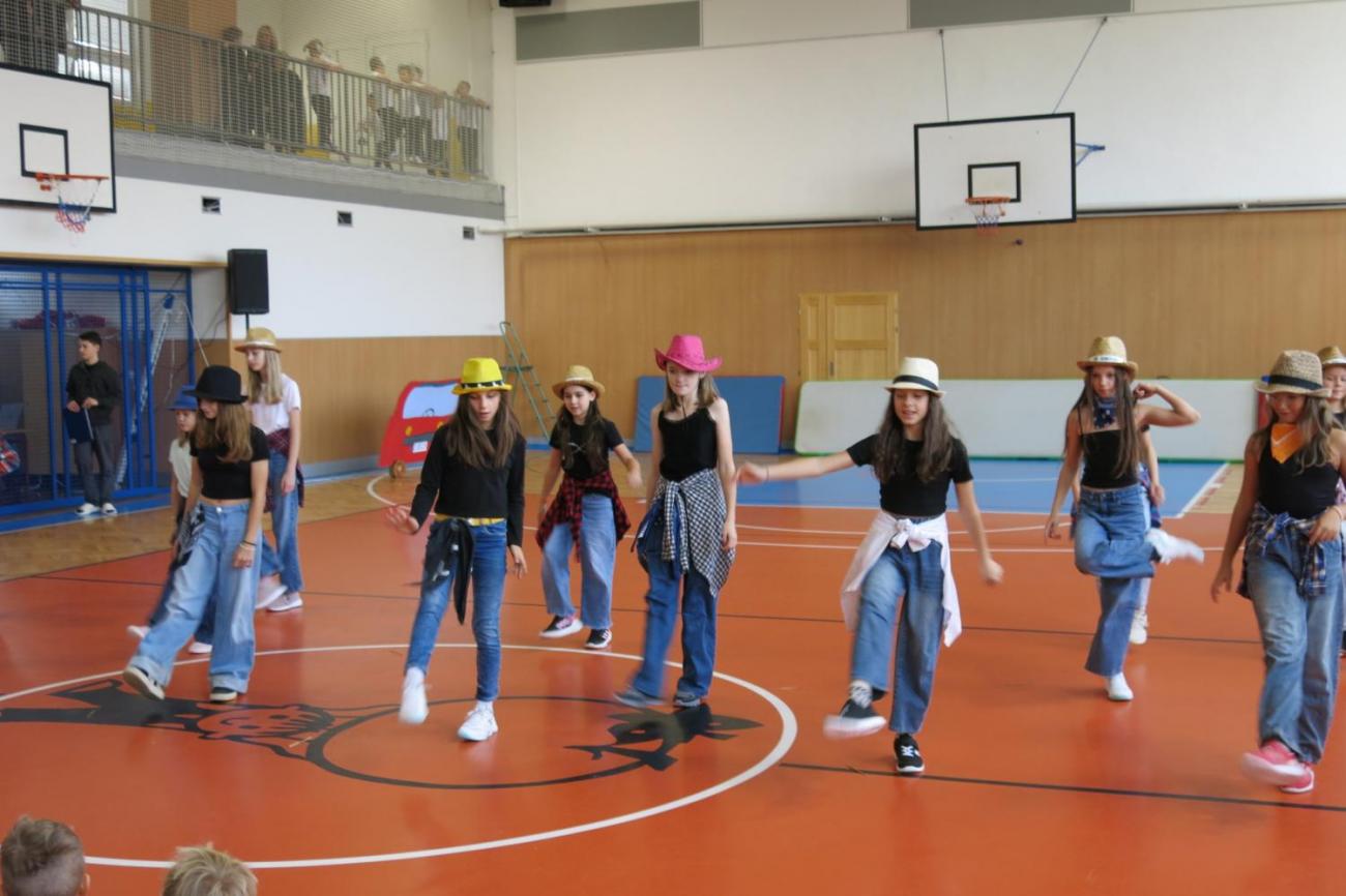 Vystoupení v tělocvičně v rámci 32. Veletrhu zdraví