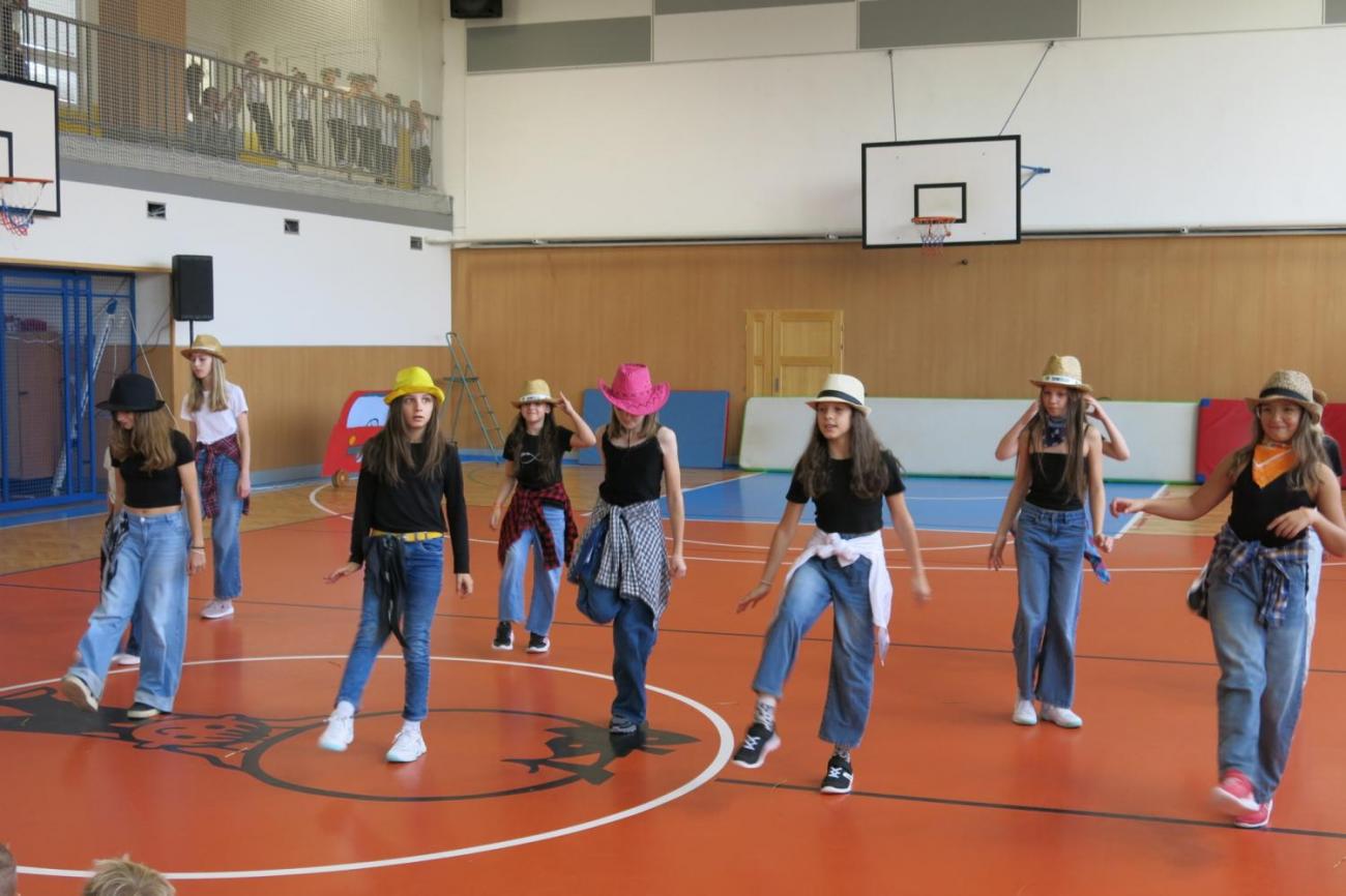 Vystoupení v tělocvičně v rámci 32. Veletrhu zdraví