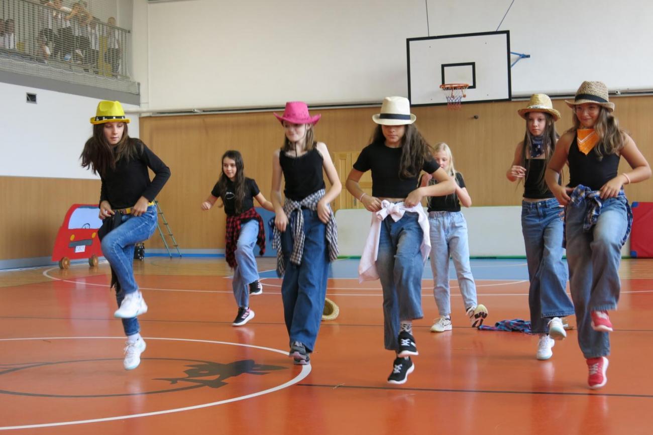 Vystoupení v tělocvičně v rámci 32. Veletrhu zdraví