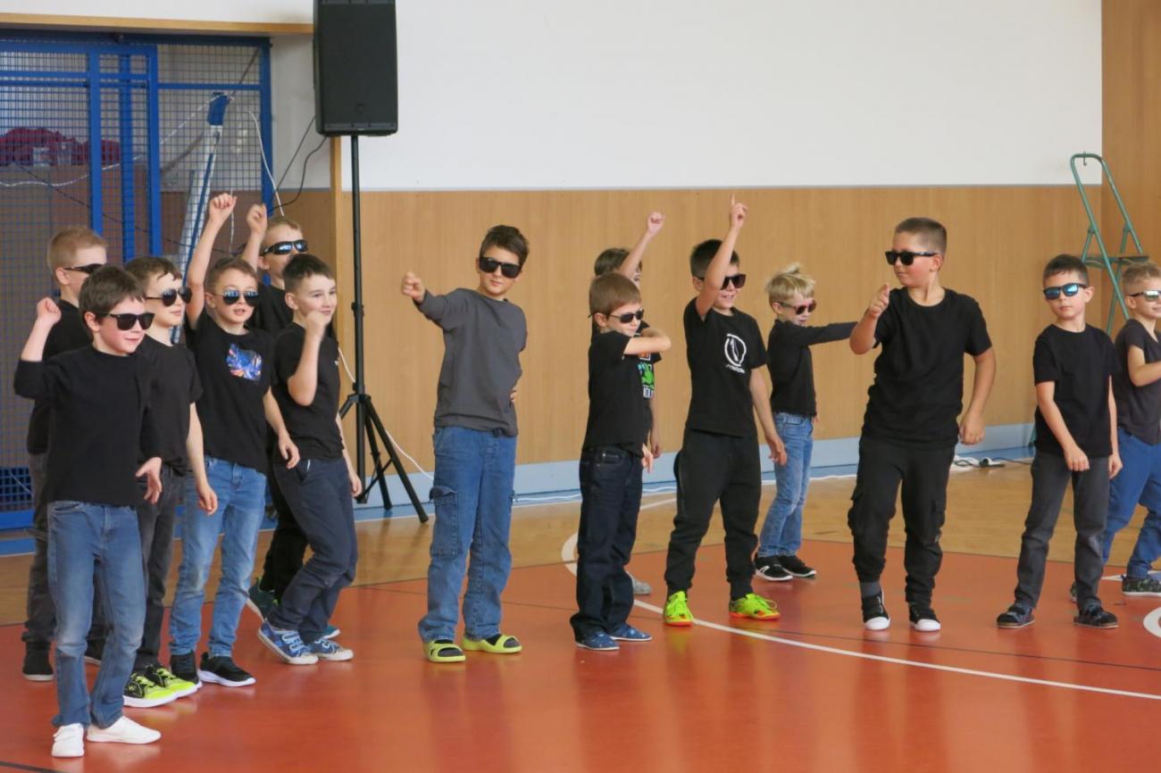 Vystoupení v tělocvičně v rámci 32. Veletrhu zdraví