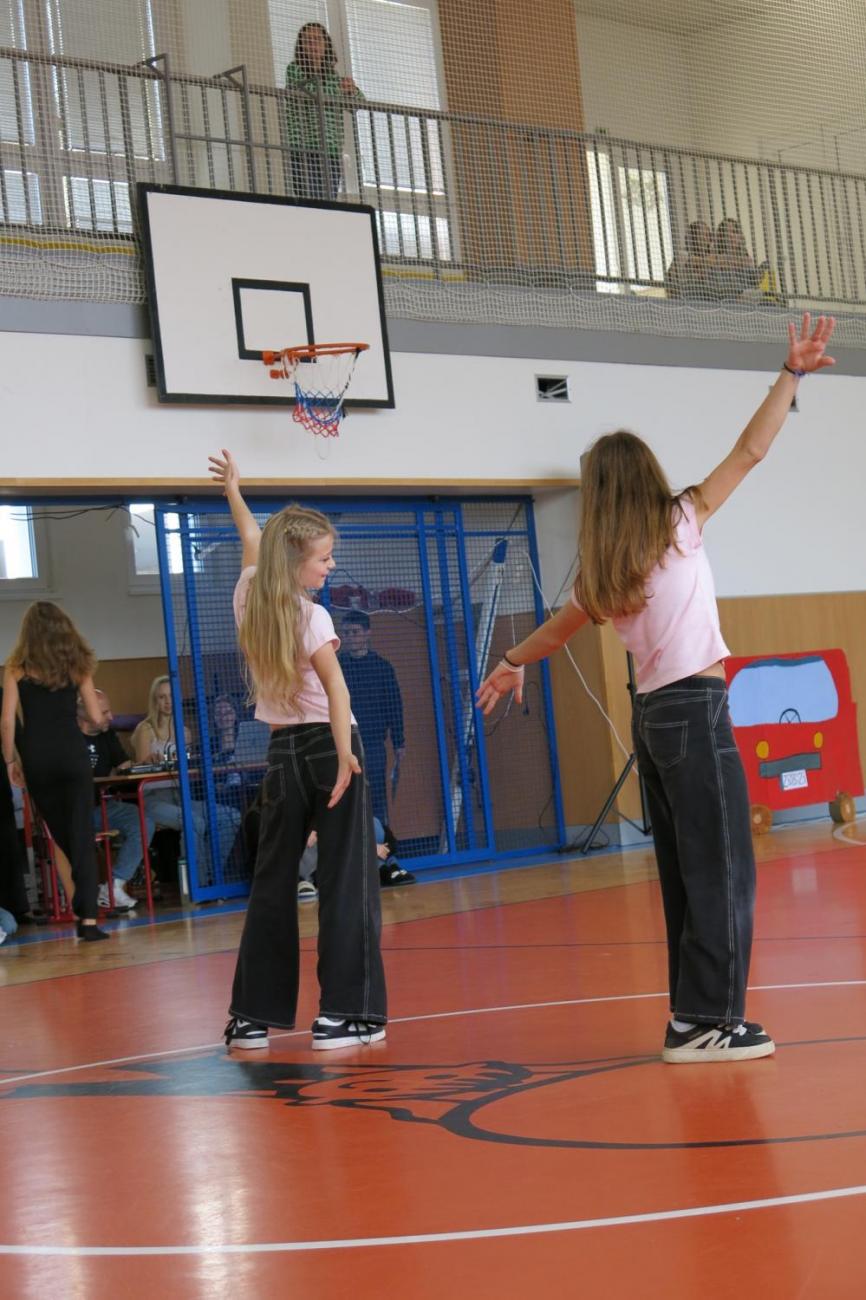 Vystoupení v tělocvičně v rámci 32. Veletrhu zdraví