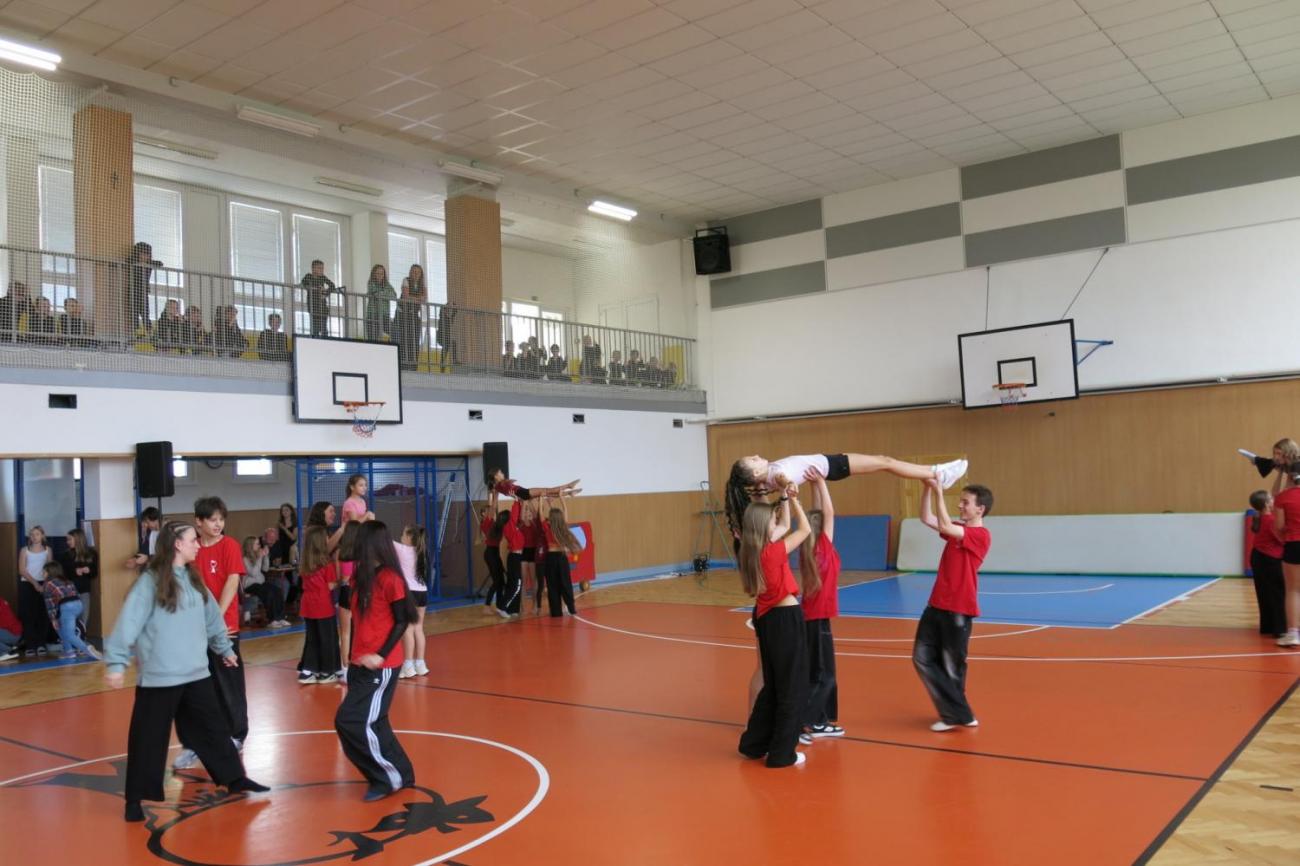 Vystoupení v tělocvičně v rámci 32. Veletrhu zdraví