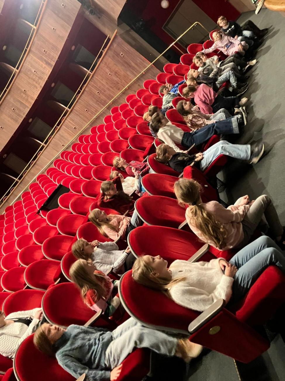 Poprvé v divadle 3.A