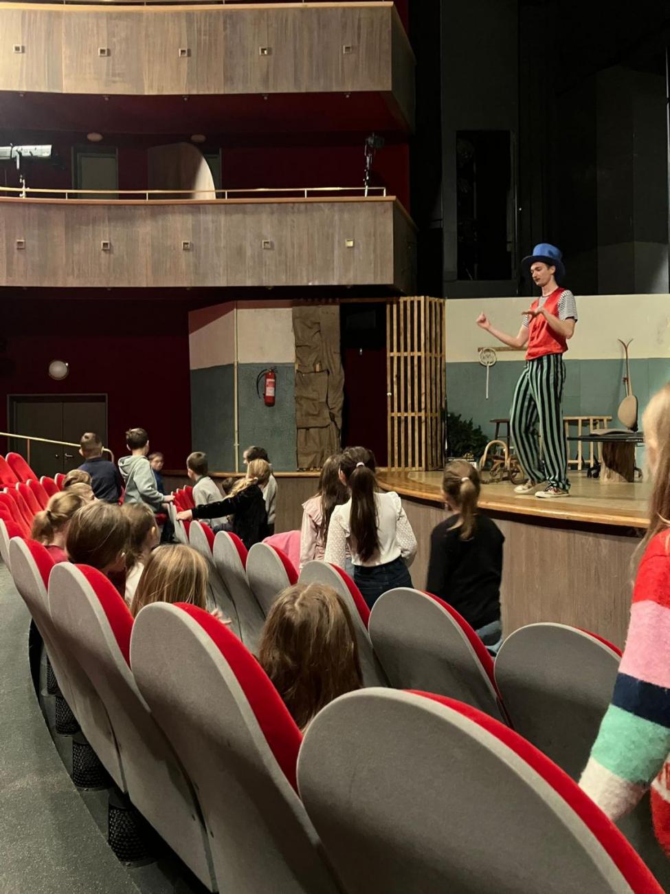 Poprvé v divadle 3.A