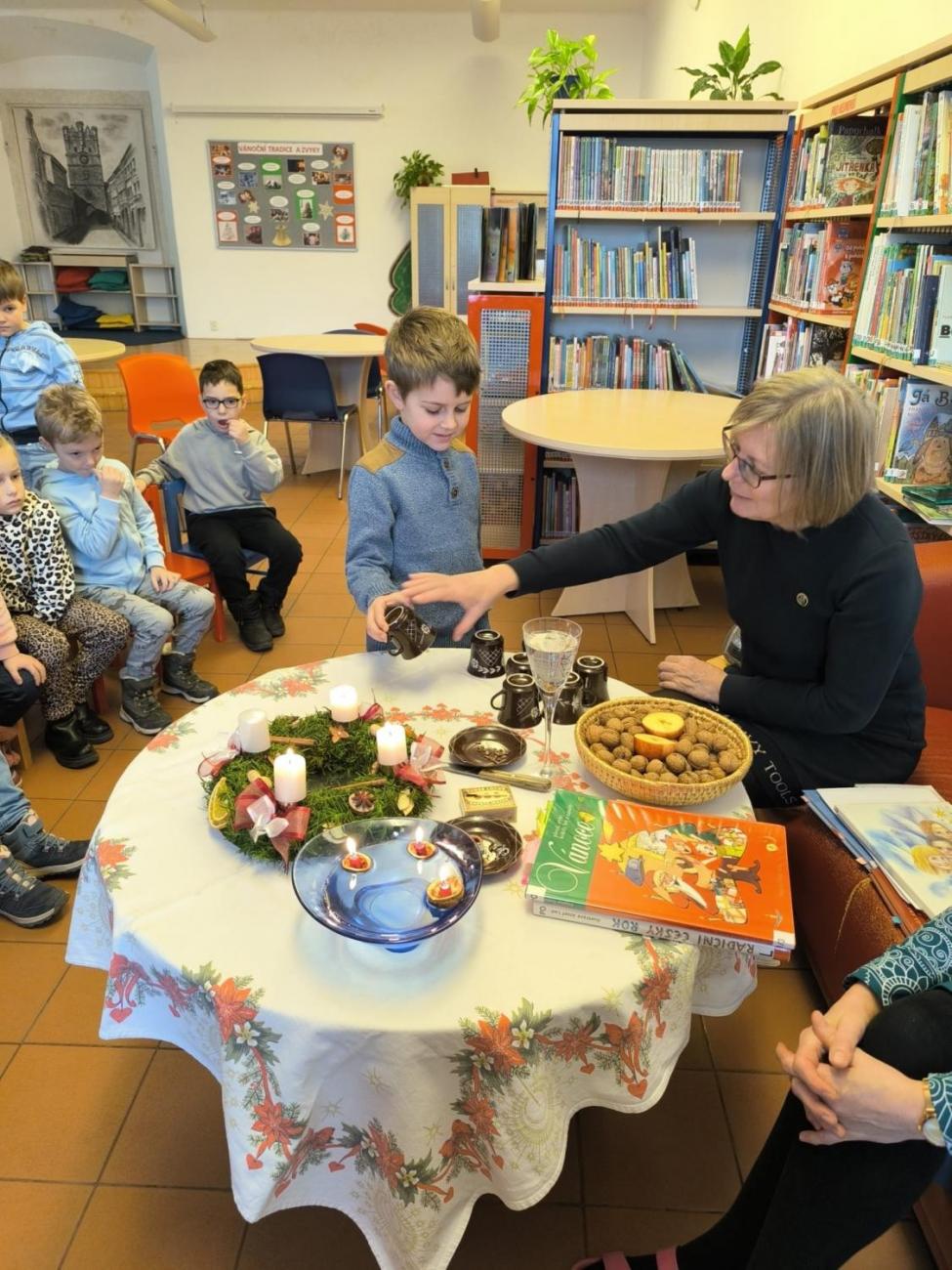 Vánoční program třídy 1.A v městské knihovně