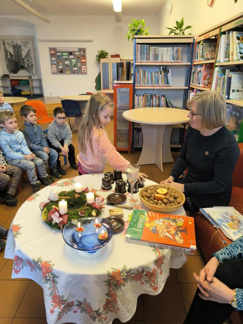 Vánoční program třídy 1.A v městské knihovně