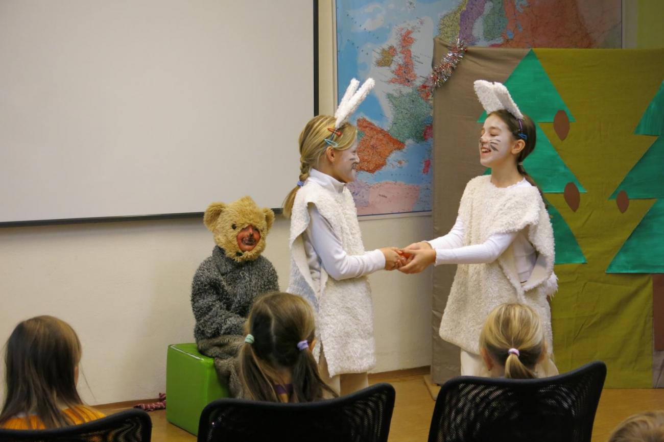 Divadelní představení dramatického kroužku "Zvířátka a Vánoce"