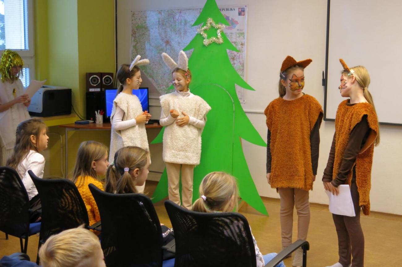 Divadelní představení dramatického kroužku "Zvířátka a Vánoce"