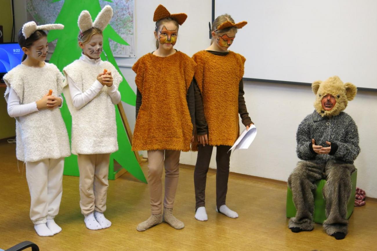 Divadelní představení dramatického kroužku "Zvířátka a Vánoce"