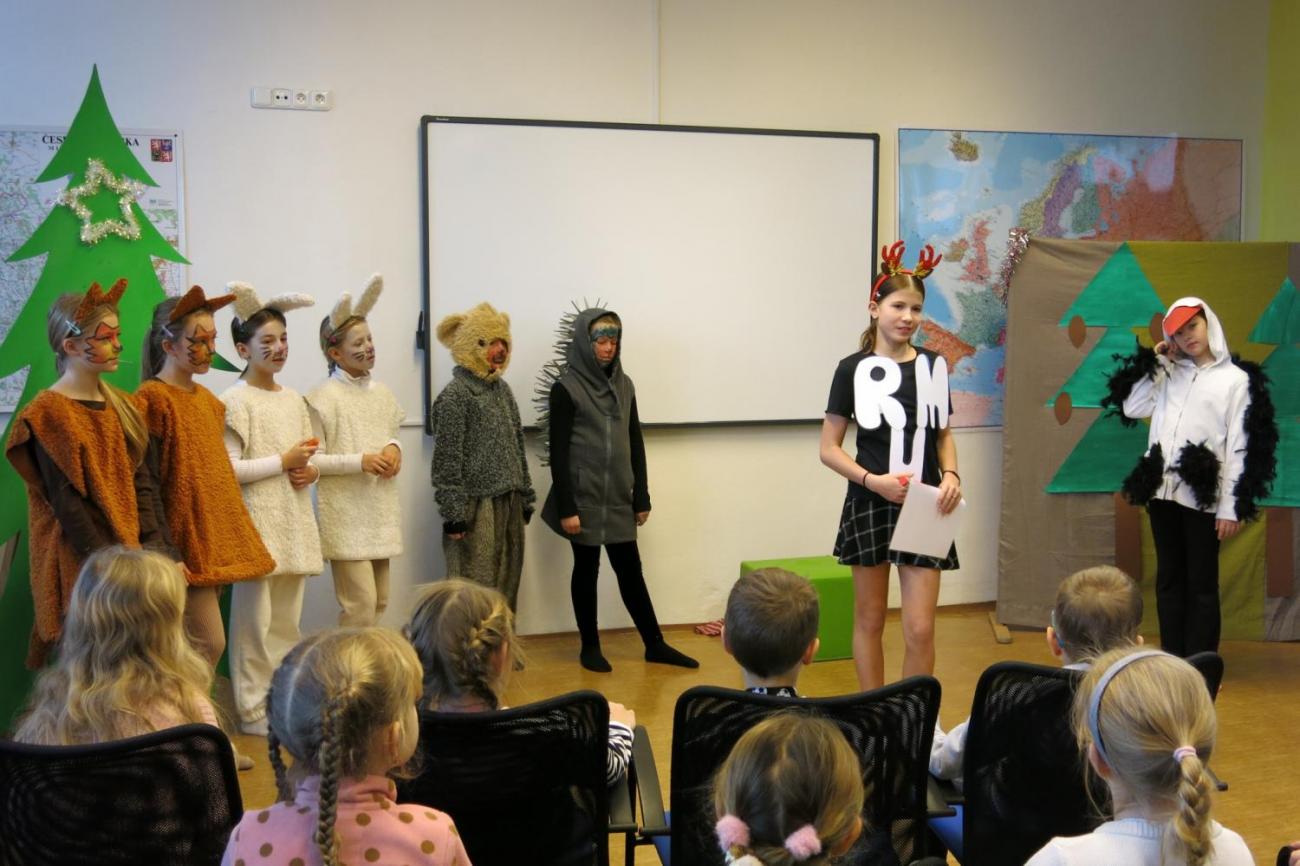 Divadelní představení dramatického kroužku "Zvířátka a Vánoce"
