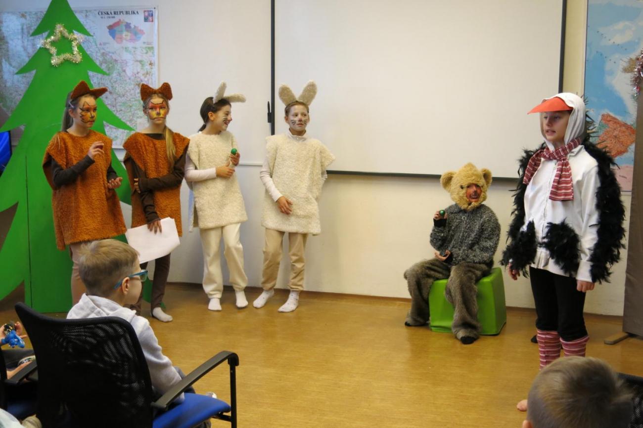 Divadelní představení dramatického kroužku "Zvířátka a Vánoce"