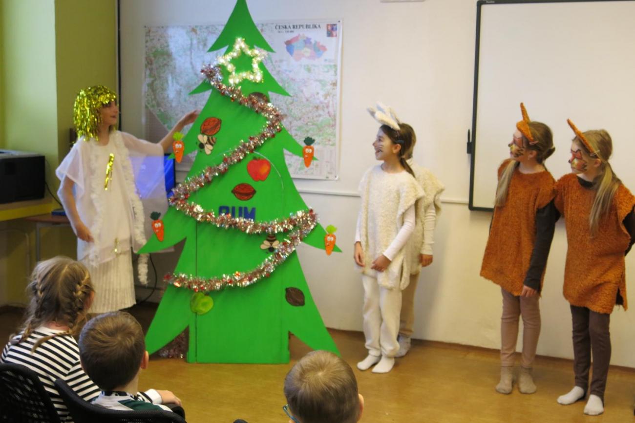 Divadelní představení dramatického kroužku "Zvířátka a Vánoce"
