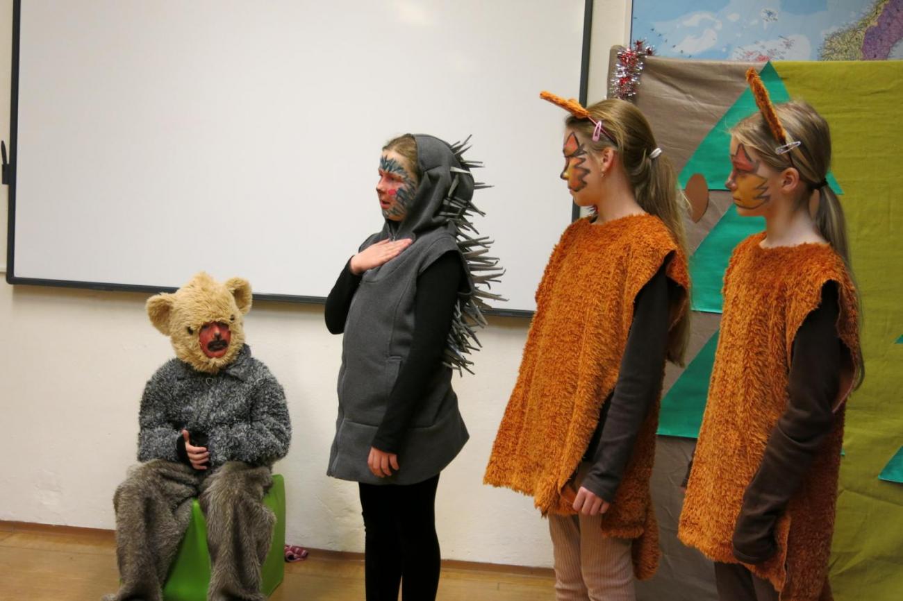 Divadelní představení dramatického kroužku "Zvířátka a Vánoce"