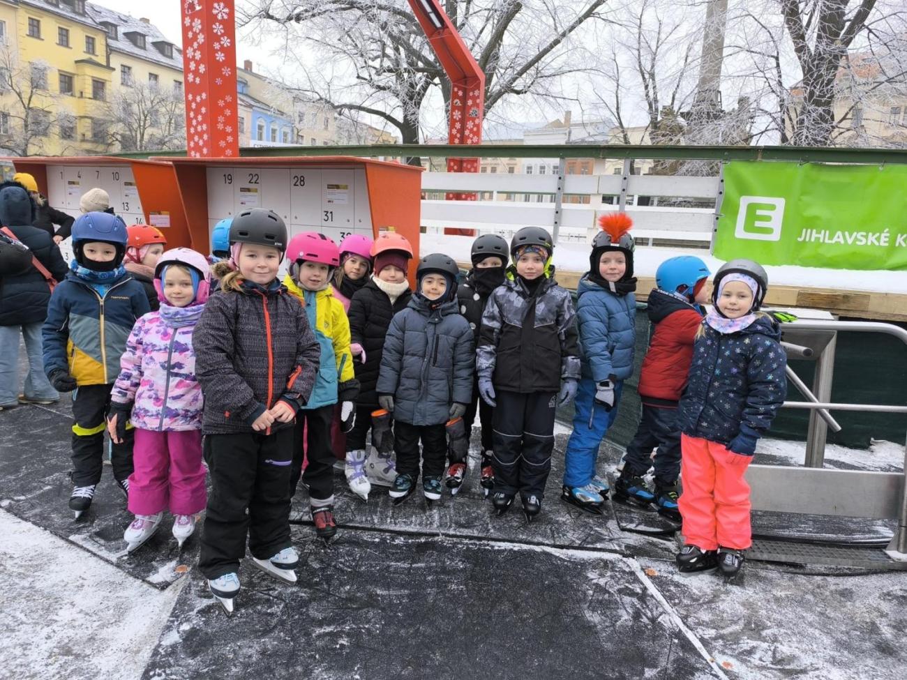 Hodina tělesné výchovy na bruslích 1.A