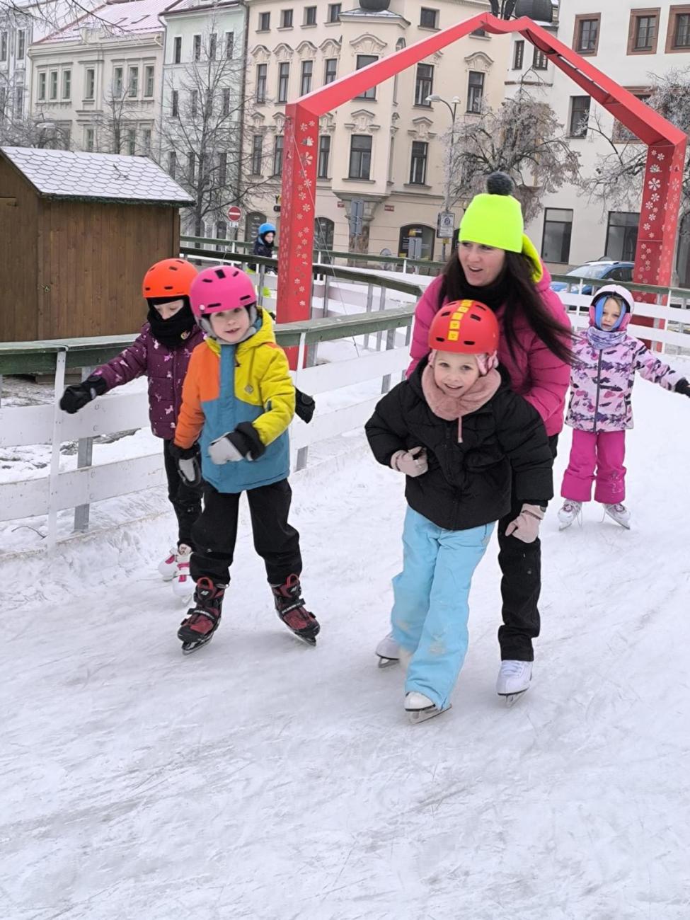 Hodina tělesné výchovy na bruslích 1.A