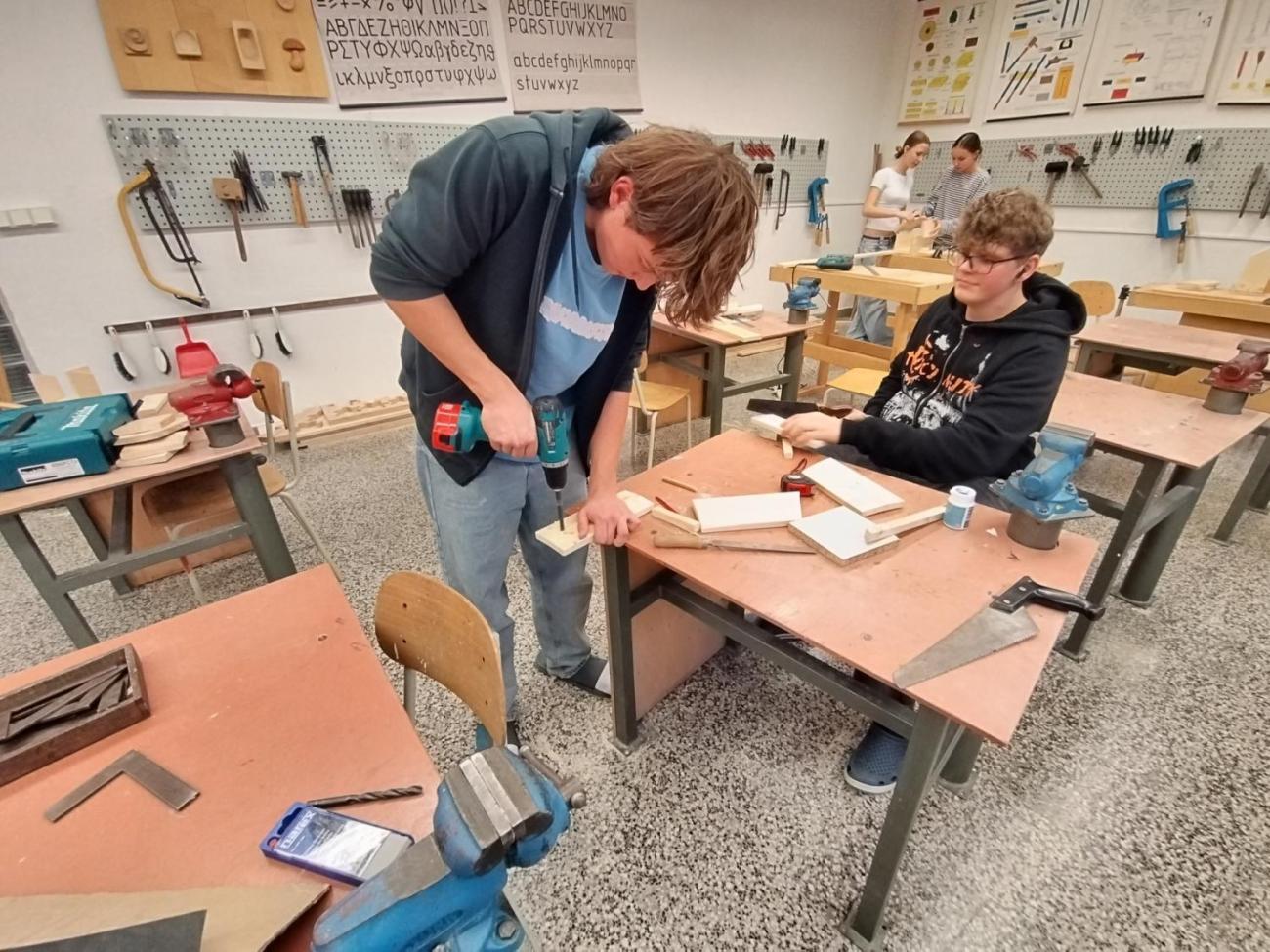 Vyrábíme krmítka i ptačí budky