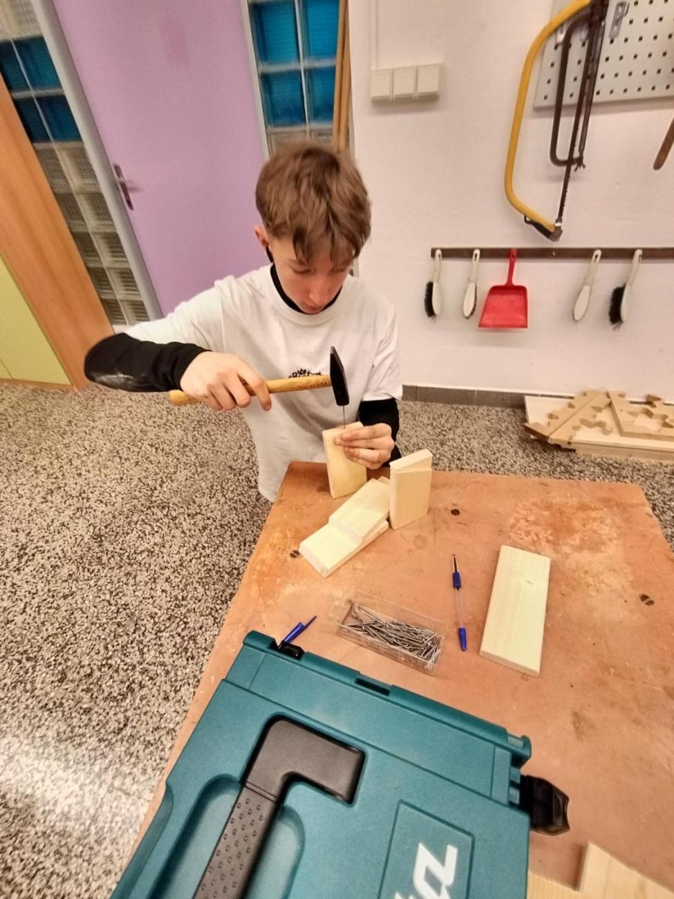 Vyrábíme krmítka i ptačí budky