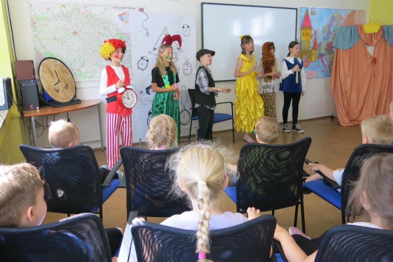 Divadelní představení dramatického kroužku „Tik Ťak a hodiny času“