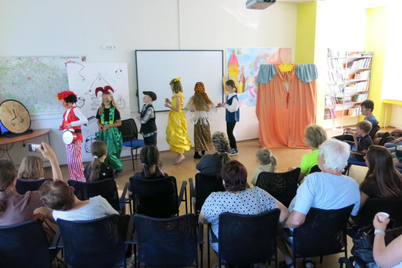 Divadelní představení dramatického kroužku „Tik Ťak a hodiny času“