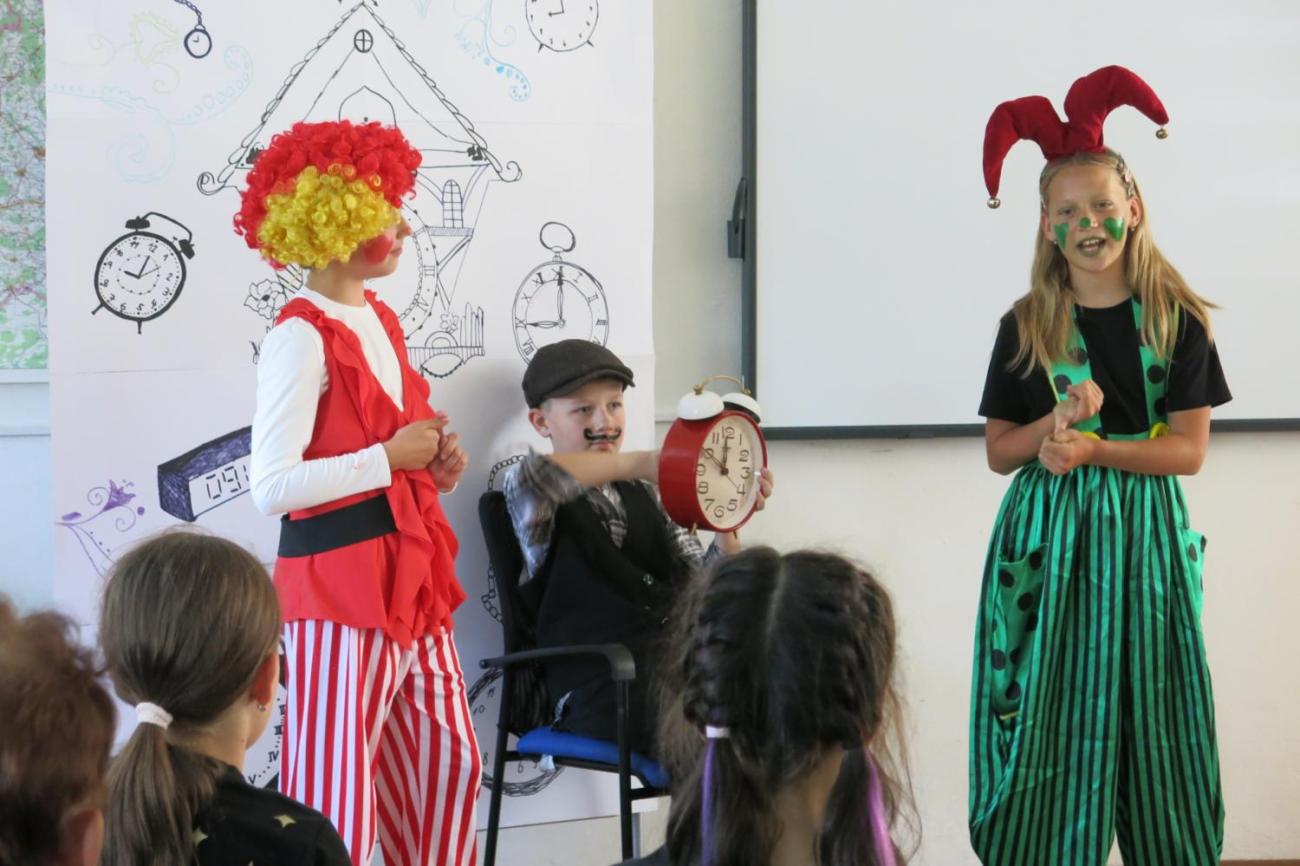 Divadelní představení dramatického kroužku „Tik Ťak a hodiny času“