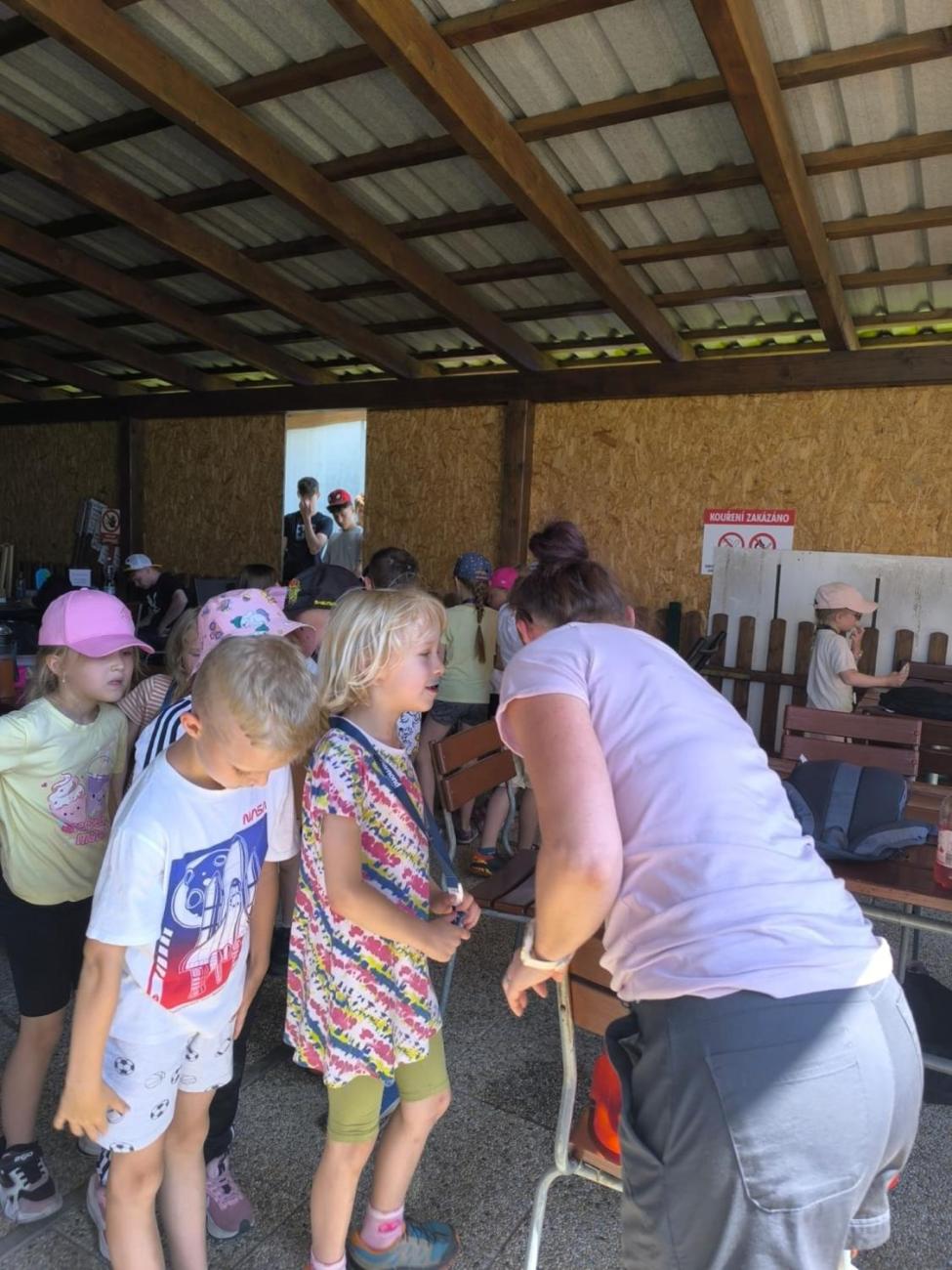 Poslední společné chvíle s deváťáky – výlet na letiště v Henčově