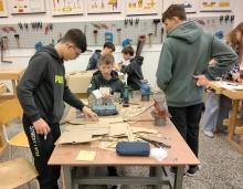 Chaloupka z kartonu -  vánoční aktivita v dílně